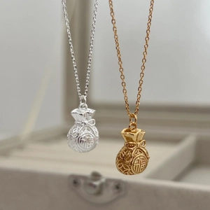 Collana con pendente sacchetto fortunato vintage in argento S925 e oro con carattere FU