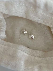 Vue détaillée de créoles en argent sterling S925 avec design en spirale à trois couches