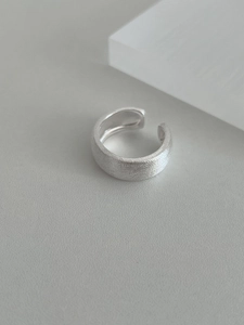 Macro detail of S925 sterling silver ring showing brushed matte texture and inner polish