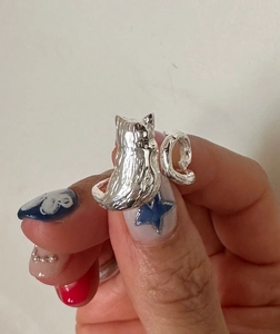 Close-up of a 925 sterling silver ring featuring a 3D cat shape with a curved tail