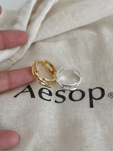 Detail of adjustable chain link rings in gold and silver finish on a cotton bag