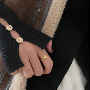 925 silver asymmetric gourd ring in gold finish with sparkling cubic zirconia inlay