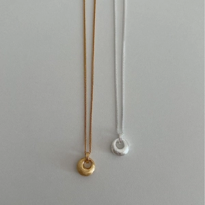Colliers à pendentifs circulaires brossés argent et or avec chaînes à maillons fins