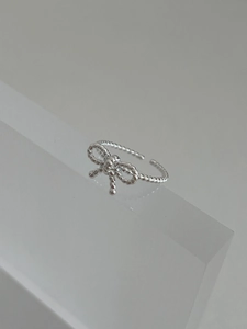 Detailed view of S925 sterling silver bow ring with twisted band and adjustable opening