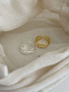 Detail of adjustable hollow rectangular geometric rings in gold and silver plating