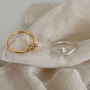 Minimalist 925 sterling silver rose ring with adjustable irregular flower design