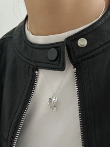 Détail du collier pendentif feuille de Monstera en argent S925 avec petit diamant