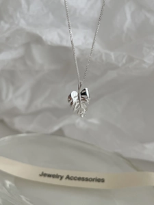 Vue macro du pendentif feuille monstera en argent S925 serti de zircons brillants