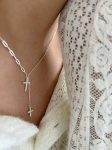 Dettaglio della collana a Y in argento 925 con pendenti a doppia croce e pietre di zircone