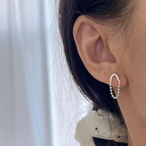 Boucles d'oreilles minimalistes en argent S925 à chaîne en V sur mannequin