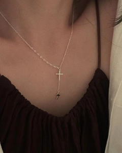 Dettaglio macro della collana a Y in argento 925 con pendenti a croce e strass brillanti