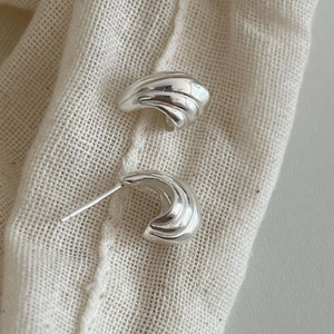 Boucles d'oreilles créoles S925 en argent sterling avec texture côtelée élégante