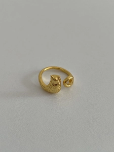 Macro detail of a 925 sterling silver cat ring featuring intricate fur texture and gold finish