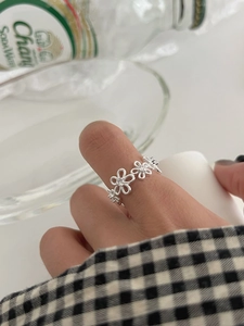 Detailed macro view of S925 sterling silver daisy ring featuring small sparkling zircons
