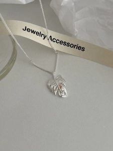 Détail du pendentif feuille de monstera en argent S925 avec zircons et gemme goutte