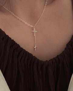 Dettaglio collana a doppia catena in argento 925 con pendenti a croce in zircone su modella