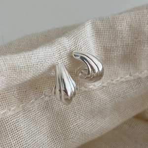 Boucles d'oreilles minimalistes en argent S925 en forme de coquillage avec texture polie