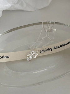 Détail du pendentif feuille de monstera en argent S925 avec zircons scintillants