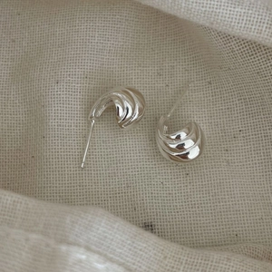 Boucles d'oreilles minimalistes en argent S925 au design croissant poli et ondulé