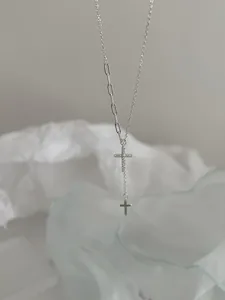 Dettaglio della collana a Y in argento 925 con doppi ciondoli a croce e zirconi