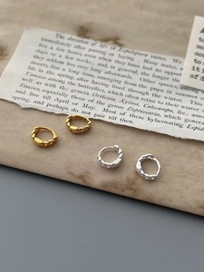 Détail de créoles torsadées en argent 925 avec zircon en finitions or et argent