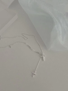 Dettaglio della collana doppia a Y in argento sterling 925 con ciondoli a croce