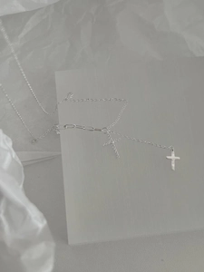 Dettaglio della collana a doppia croce in argento S925 con zirconi e catena mista