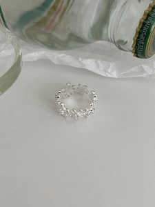 Detailed close-up of S925 sterling silver ring featuring hollow floral patterns and textures