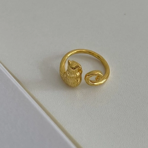 Minimalist 925 sterling silver open ring featuring a vivid golden cat design on white background