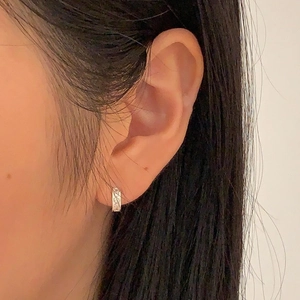 Orecchini a cerchio a C in argento 925 con trama intrecciata indossati