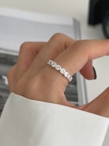 Vue détaillée de la bague éternité en argent S925 avec zircons en forme de cœur