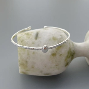 Minimalist S925 sterling silver open bangle with irregular hammer texture and oval bead
