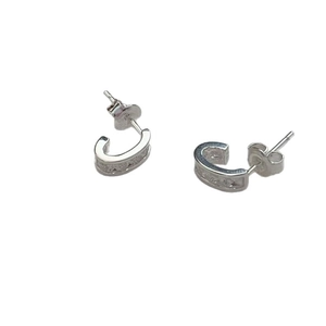 Orecchini a perno a forma di C in argento 925 con pietre di zircone cubico