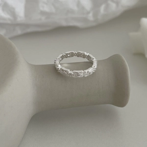 Elegant S925 sterling silver retro lace hollow ring with embossed relief details