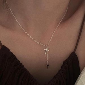Collana a Y in argento 925 con doppio ciondolo a croce e zirconi per donna elegante
