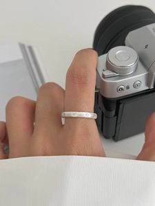 Gros plan sur la bague en argent S925 brossé mat avec détails d'étoiles gravés