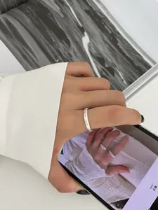 Détail d'une bague en argent sterling S925 brossé mat avec une texture minimaliste