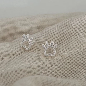 Minimalist S925 sterling silver hollow cat paw ear threads with sparkling zircons