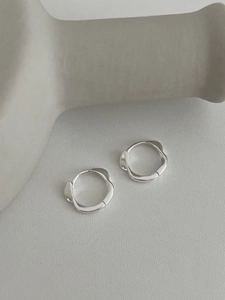 Détail des boucles d'oreilles Mobius en argent 925 avec design poli et ondulé