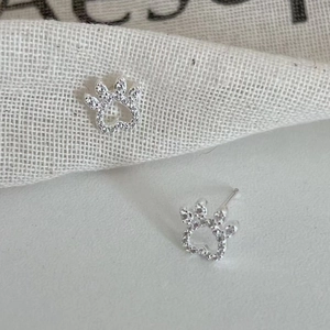 S925 sterling silver hollow cat paw stud earrings with white cubic zirconia pavé