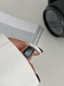 Détail de la bague en argent mat brossé avec motif étoilé et pierres micro-incrustées