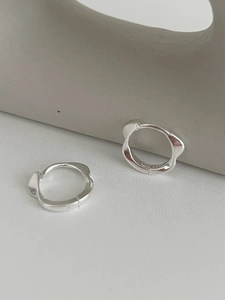 Détail des boucles d'oreilles Mobius en argent 925 avec poinçon S925