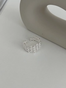 Détail de la bague ouverte minimaliste en argent S925 avec texture tressée et perles en métal