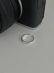 Gros plan sur une bague en argent S925 avec texture martelée et poinçon à l'intérieur