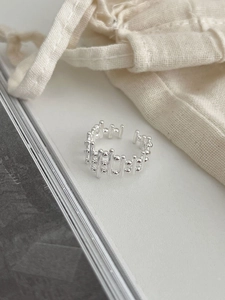 Vue détaillée de la bague tressée en argent sterling S925 avec perles et design ouvert