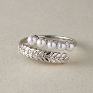 Close-up of S925 silver ring featuring wheat ear motif and five white pearls