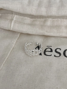 Gros plan d'une bague tressée en argent 925 avec perles verticales et anneau ajustable