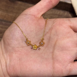 Collier cœur en or brossé orné de trois fleurs aux cristaux roses et blancs