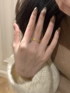 Detail of vintage gold 925 silver ring featuring leaf-shaped hollow design and small zircon