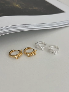 Gros plan de boucles d'oreilles créoles fleurs en argent 925 avec zircon en or et argent